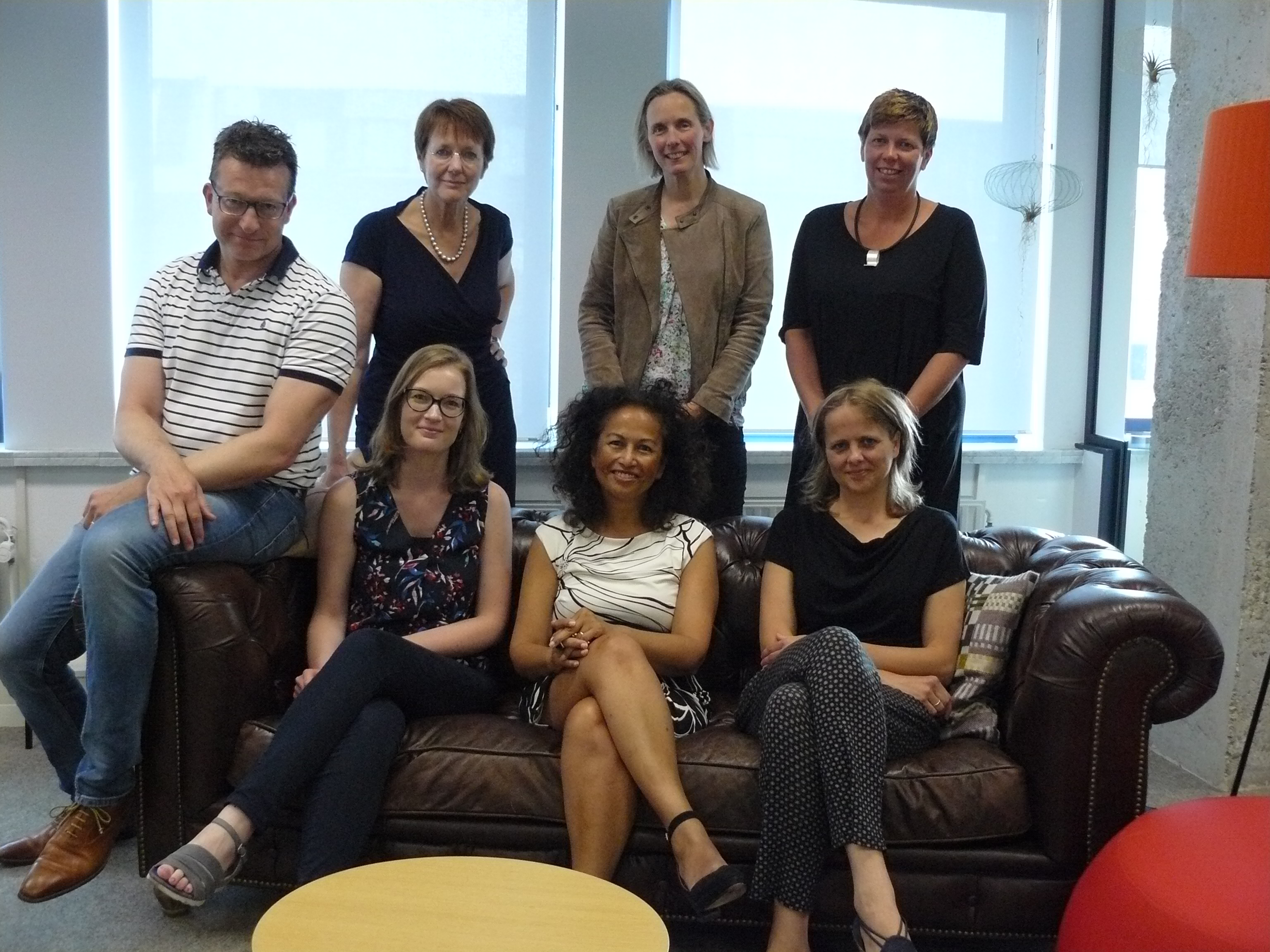 v.l.n.r. Boven: Roderick Jansen (opleidingsmanager RINO Groep), Rieneke de Wit (bestuurder CCE), Hedda van ’t Land (directeur RINO Groep), Marjan Boertjes (regiodirecteur CCE). Onder: Nathalie de Groot (opleidingsmedewerker RINO Groep), Inge Anthonijsz (projectleider CCE), Edith Frederiks (Manager Bij en Nascholing RINO Groep)